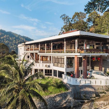 Ellin Forest Karaoke&Pool Resort Bukit Tinggi Bentong Exterior foto