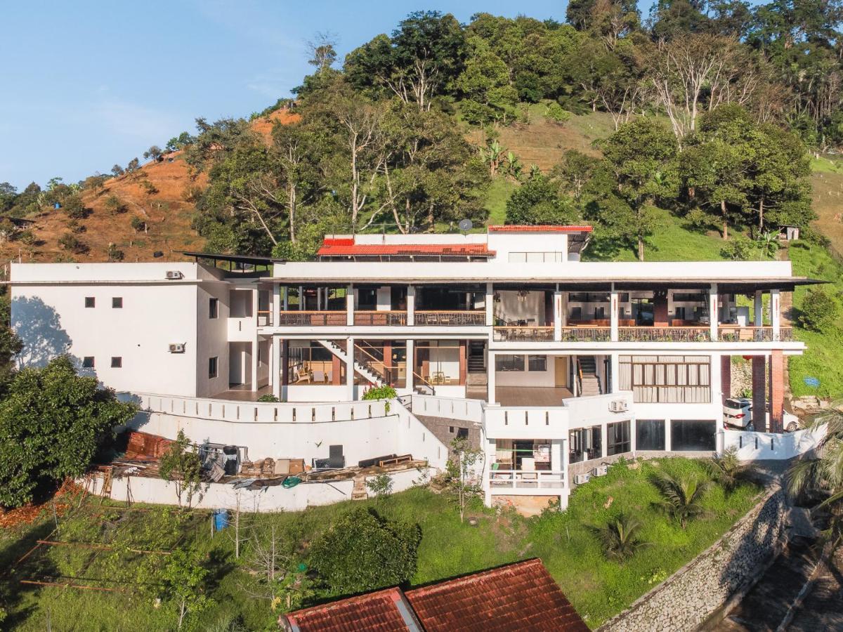 Ellin Forest Karaoke&Pool Resort Bukit Tinggi Bentong Exterior foto